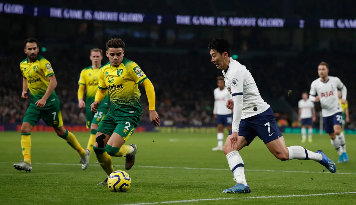 Striker Tottenham Hotspur, Son Heung-Min berusaha merebut bola dari bek Norwich City, Max Aarons pada pekan ke-24 Liga Inggris di Tottenham Hotspur Stadium, London, Rabu (22/1/2020). Dele Alli dan Son Heung-min mencetak gol untuk membawa Tottenham Hotspur menang 2-1 atas Norwich. (Adrian DENNIS/AFP)