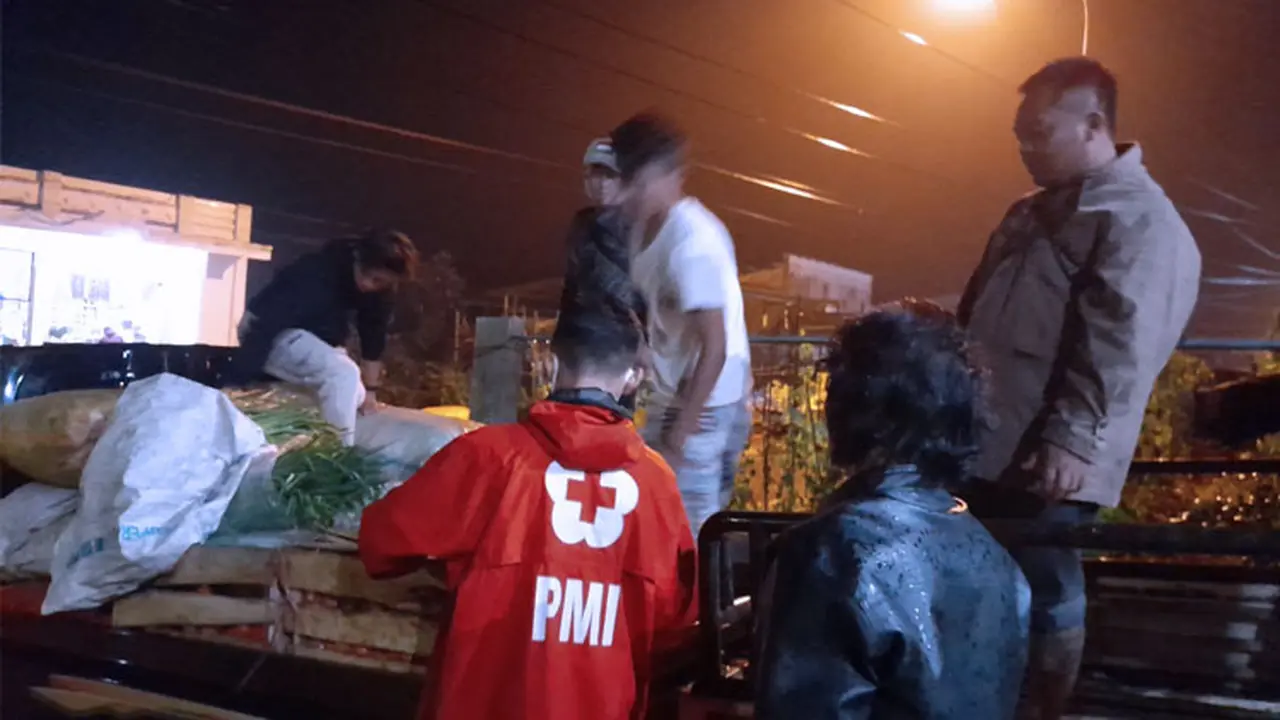 PMI Banjarnegara Kirim 4 Ton Sayuran untuk Pengungsi Semeru