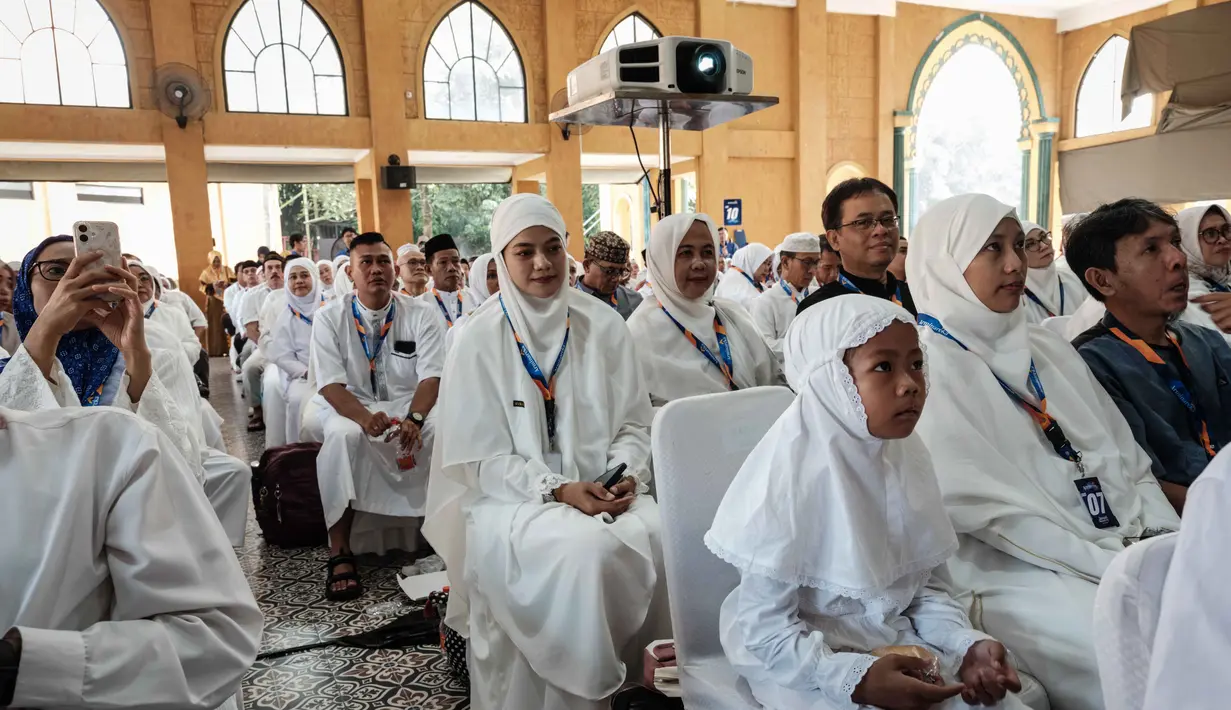 Para calon jemaah haji Indonesia menerima instruksi di Pusat Pelatihan Manasik Al Mahmudah (AMTC), sebuah fasilitas pelatihan haji yang menampilkan replika situs-situs ziarah utama, di Tangerang Selatan pada 5 April 2026. (YASUYOSHI CHIBA/AFP)