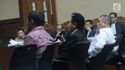 Pengacara Hotma Sitompul (tengah) menjawab pertanyaan majelis hakim pada sidang lanjutan dugaan korupsi proyek e-KTP dengan terdakwa, Setya Novanto di Pengadilan Tipikor, Jakarta, Kamis (1/2). (Liputan6.com/Helmi Fithriansyah)