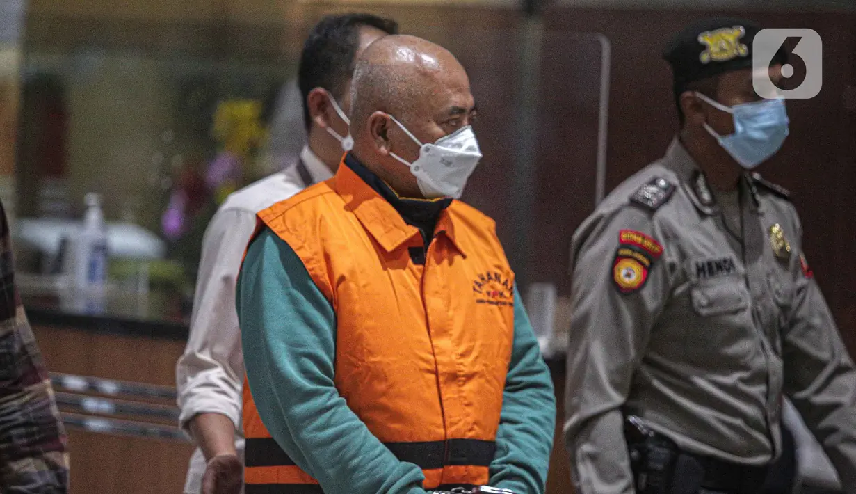 Tersangka Wali Kota Bekasi Effendi usai menjalani pemeriksaan di Gedung KPK, Jakarta, Kamis (6/1/2022). Sebanyak 9 tersangka dihadirkan termasuk Wali Kota Bekasi, Rahmat Effendi usai Operasi Tangkap Tangan (OTT). (Liputan6.com/Faizal Fanani)