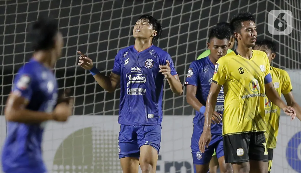 Ekspresi kekecewaan pemain Arema FC Feby Eka Putra (tengah) setelah gagal memanfaatkan peluang di depan gawang Barito Putera dalam pertandingan babak penyisihan Piala Menpora 2021 di Stadion Manahan, Solo, Kamis (25/3/2021). Arema FC kalah 1-2. (Bola.com/Arief Bagus)
