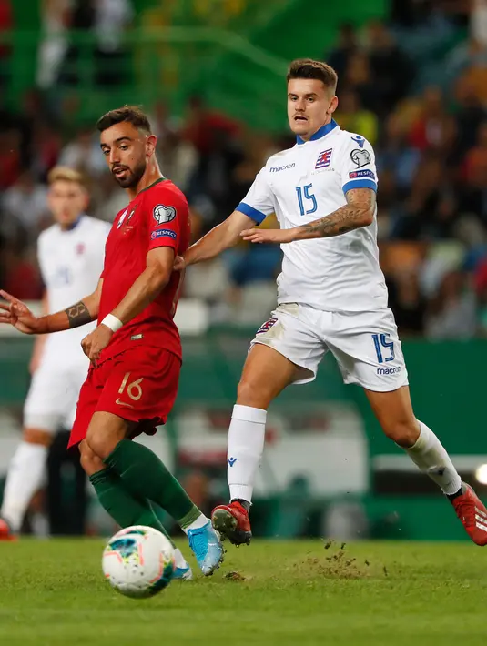 Gelandang timnas Portugal Bruno Fernandes berebut bola dengan pemain timnas Luksemburg, Olivier Thill dalam laga lanjutan Grup B Kualifikasi Piala Eropa 2020 di Estadio Jose Alvalade, Jumat (11/10/2019). Portugal meraih kemenangan 3-0 atas tamunya, Luksemburg. (AP/Armando Franca)