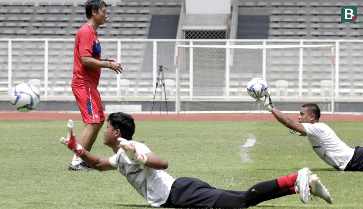 Kiper Timnas Indonesia, Muhammad Riyandi dan Andritany Ardhiyasa saat sesi latihan di Stadion Madya, Jakarta, Selasa, (18/2/2020). Untuk meningkatkan performa kiper, Shin Tae-yong menambah porsi waktu latihan. (Bola.com/M Iqbal Ichsan)