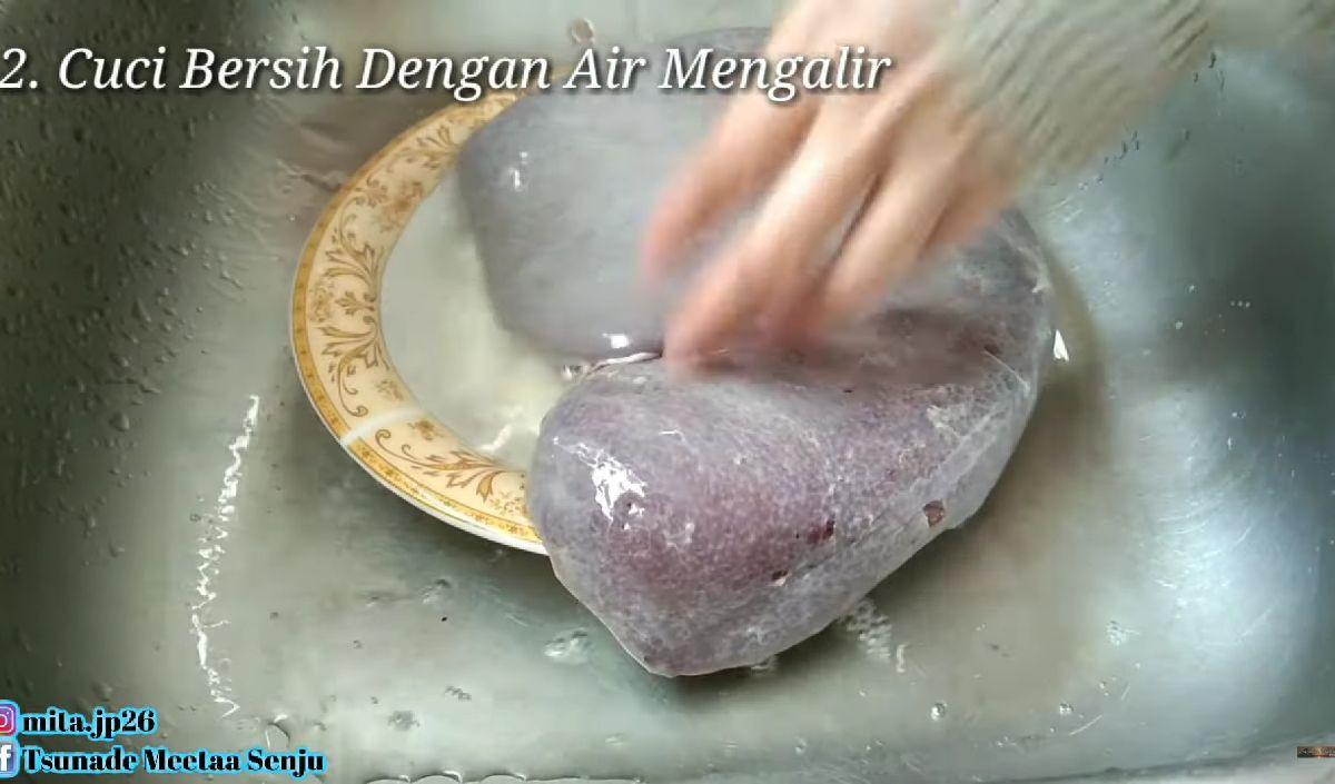 <b>2. Cuci dengan Air</b>