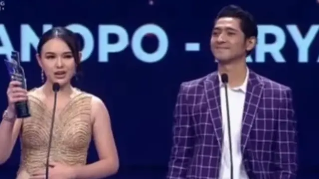Arya Saloka dan Amanda Manopo reuni di Indonesian Drama Series Awards 2022 (Foto: tangkapan layar Vision Plus via Instagram @mandaskatic.id_new)