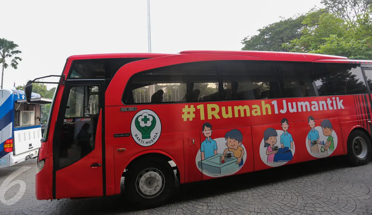 Bus penyuluhan demam berdarah dengue (DBD) saat acara pelepasan di Balaikota Jakarta, Senin (15/6/2015). Bus berwarna merah tersebut akan menyasar ke kawasan-kawasan hunian masyarakat kelas menengah ke atas. (Liputan6.com/Faizal Fanani)
