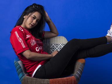 Suroya merupakan seorang wanita dengan paras cantik yang menjadi suporter dari Persija Jakarta atau bisa disebut dengan Jak Angel. (Bola.com/Yoppy Renato)