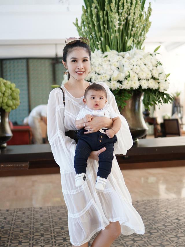 [Bintang] Liburan keluarga Sandra Dewi