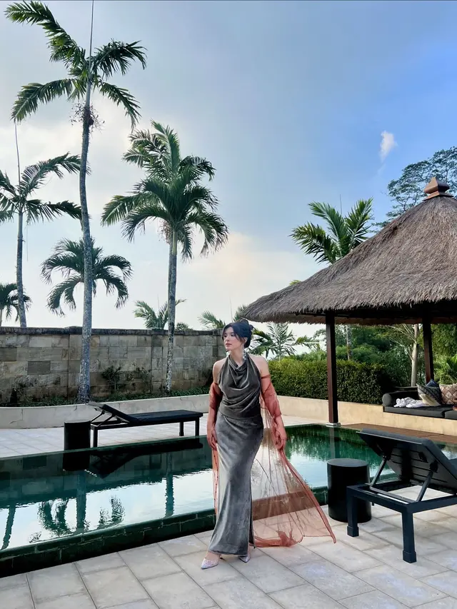 7 Potret Shaloom Razade Jadi Bridesmaid Pakai Kebaya dan Dress Ini Tampil Menawan