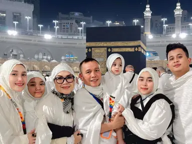Ayu mengajak adiknya, Assyifa Nuraini, bersama suami dan anaknya, serta kedua orang tuanya, Abdul Rozak dan Umi Kalsum. Rombongan umroh ini juga melibatkan beberapa karyawan Ayu, sehingga total mencapai 16 orang. Kebersamaan ini menjadikan perjalanan mereka terasa istimewa dan bermakna. (Liputan6.com/IG/@ayutingting92)