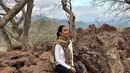 Menariknya lagi, kecintaan Happy terhadap wastra Indonesia juga terlihat dalam momen tak terduga, seperti ketika ia mendaki gunung. Alih-alih mengenakan outfit outdoor yang biasa, Happy tampil dengan gaya kasual yang dipadukan dengan syal batik. Gaya Happy Salma ini bisa menjadi inspirasi bagi banyak perempuan Indonesia untuk lebih mencintai wastra Nusantara. Dengan sentuhan kreativitas dan padu padan yang tepat, kain tradisional bisa tampil relevan di segala situasi, baik untuk acara formal, semi-formal, hingga kegiatan kasual sekalipun. [@happysalma].