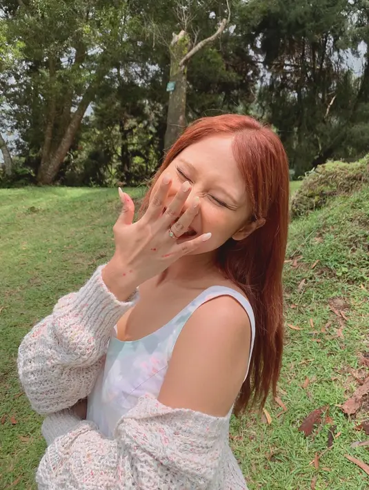 <p>Nadin tampak bahagia tersenyum sambil memamerkan cincin yang baru saja tersemat di jari manisnya. (Foto: Instagram/ cakecaine)</p>