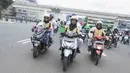 Sejumlah mitra dari Grab ikut meramaikan pawai obor Asian Games XVIII di Palembang, Sumatra Selatan, Sabtu (4/8/2018). Sebanyak 53 kota di Indonesia akan dilalui oleh obor Asian Games. (Bola.com/Reza Bachtiar)