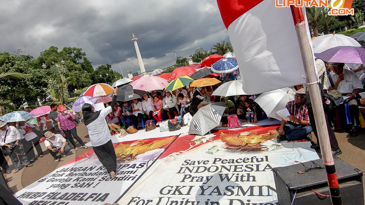 [FOTO] Pakai Payung, Jemaat Ini Rayakan Paskah di Pinggir Jalan