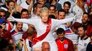 Suporter Inggris bergaya ala Ratu Elizabeth II saat mendukung timnya melawan Slovakia dalam laga terakhir Grup B Piala Eropa di di Stade Geoffroy-Guichard, Saint-Etienne, Selasa (21/6/2016) dini hari WIB. (Reuters/Wolfgang Rattay)