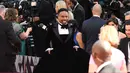 Aktor Billy Porter menghadiri perhelatan Piala Oscar 2019 yang digelar di Dolby Theatre, Los Angeles, Minggu (24/2). Bukan setelan jas atau sejenisnya, Billy Porter justru mengenakan gaun hitam menyapu lantai di karpet merah Oscar 2019. Robyn Beck / AFP)