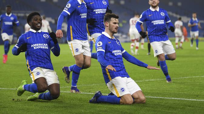 Gelandang Brighton & Hove Albion, Pascal Gross (tengah) berselebrasi usai mencetak gol ke gawang Southampton pada pertandingan lanjutan Liga Inggris di Stadion Falmer, Brighton, Inggris, Selasa (8/12/2020). Southampton Menang Tipis atas Brighton 2-1. (Mike Hewitt / Pool Via AP)