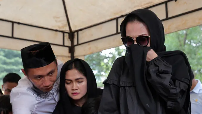 [Bintang] Pemakaman Ayah Kiki Amalia
