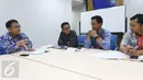 Suasana pertemuan antara warga Pulau Pari dengan pihak Ombudsman Republik Indonesia (ORI) di Gedung Ombudsman RI, Jakarta, Senin (6/3). Pada pertemuan tersebut warga Pulau Pari menyerahkan berkas terkait kepemilikan tanah. (Liputan6.com/Helmi Afandi)