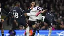 Pemain Tottenham Hotspur, Destiny Udogie dan Yves Bissouma berusaha mengadang pemain Fulham, Sasa Lukic, pada laga Liga Inggris di Stadion Craven Cottage, Minggu (17/3/2024). (Adam Davy/PA via AP)