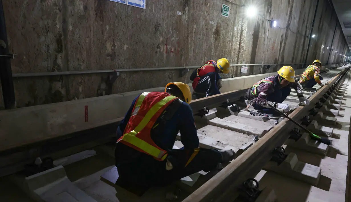 Pekerja menyelesaikan proyek pembangunan MRT Jakarta Fase 2A di Stasiun MRT Monas, Jakarta, Rabu (22/07/2026). (KLY/ Budy Santoso)