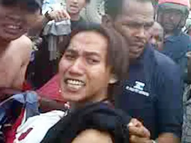 Citizen6, Papua: Demo karyawan PTFI di areal gorong-gorong, Papua, Senin (10/10) yang semula damai berubah ricuh ketika seorang karyawan tewas tertembak. (Pengirim: Mei Susilo)