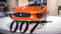Sportcar Jaguar C-X75 yang akan hadir dalam film James Bond terbaru, `Spectre` ikut dihadirkan di Frankfurt Motor Show (IAA) 2015, Jerman (16/9/2015). Dalam adegan film Spectre, mobil tersebut akan dikendarai oleh Dave Bautista (Reuters/ Odd Andersen)