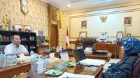 Komisioner Bawaslu Jember Divisi Penanganan Pelanggaran dan Data Informasi Dwi Endah Prasetyowati (kanan) sesaat sebelum meminta klarifikasi kepada bupati Hendy Siswanto (kiri). (Istimewa)