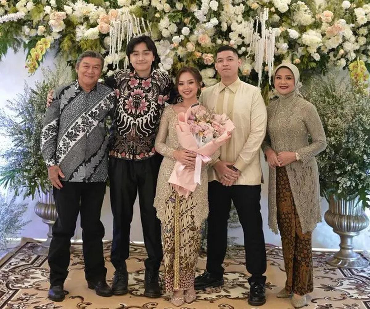 6 Pesona Putri Willy Dozan dan Betharia Sonata saat Tunangan, Sederhana Kenakan Kebaya Coklat