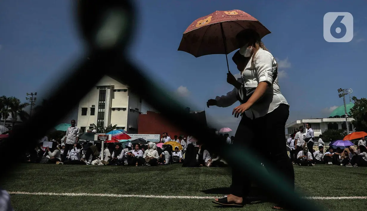 Berdasarkan pengalaman Pemilu 2019 terdapat 31 orang petugas KPPS yang meninggal di DKI Jakarta dan 12 orang di antaranya di Jakarta Barat karena sakit jantung, kelelahan, dan hipertensi. (Liputan6.com/Angga Yuniar)