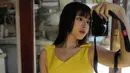 Dan yang menarik perhatian, rambut nya kini model lurus panjang hitam dibiarkan terurai. Dengan poni depan yang membuatnya tampil semakin cute.  [@tiaraandini]