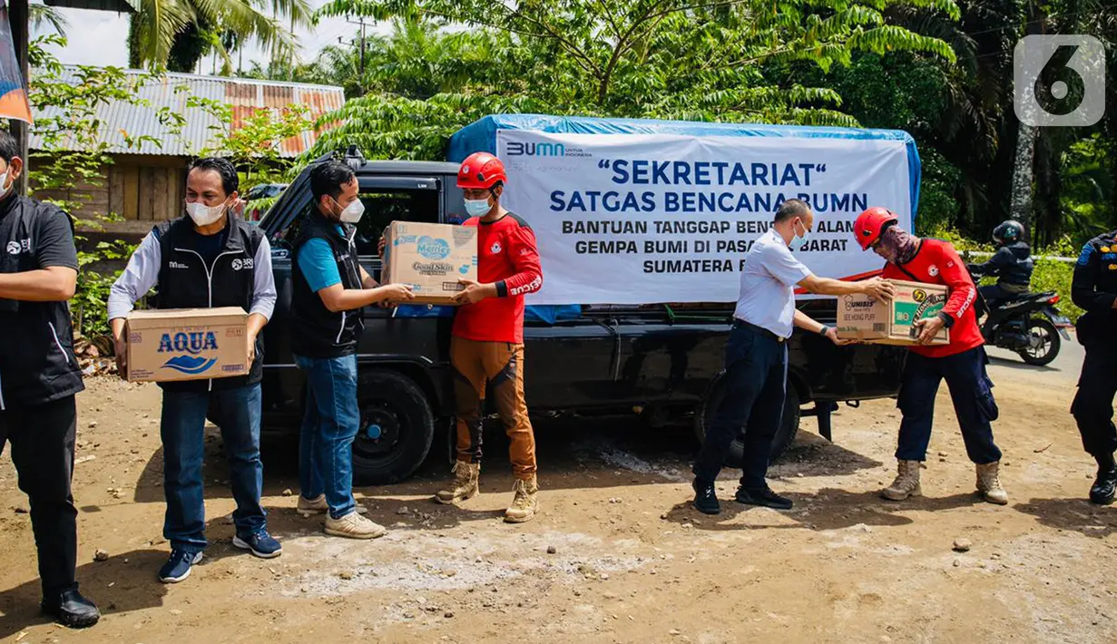 Tim Elang BRI bersinergi dengan Satgas Bencana BUMN menyalurkan bantuan logistik bagi warga terdampak gempa bumi di Posko BRI Peduli Tanggap Bencana Gempa Bumi Kabupaten Pasaman Barat, Sumatera Barat, Minggu (27/02/2022). (Liputan6.com/HO/CSRBRI)