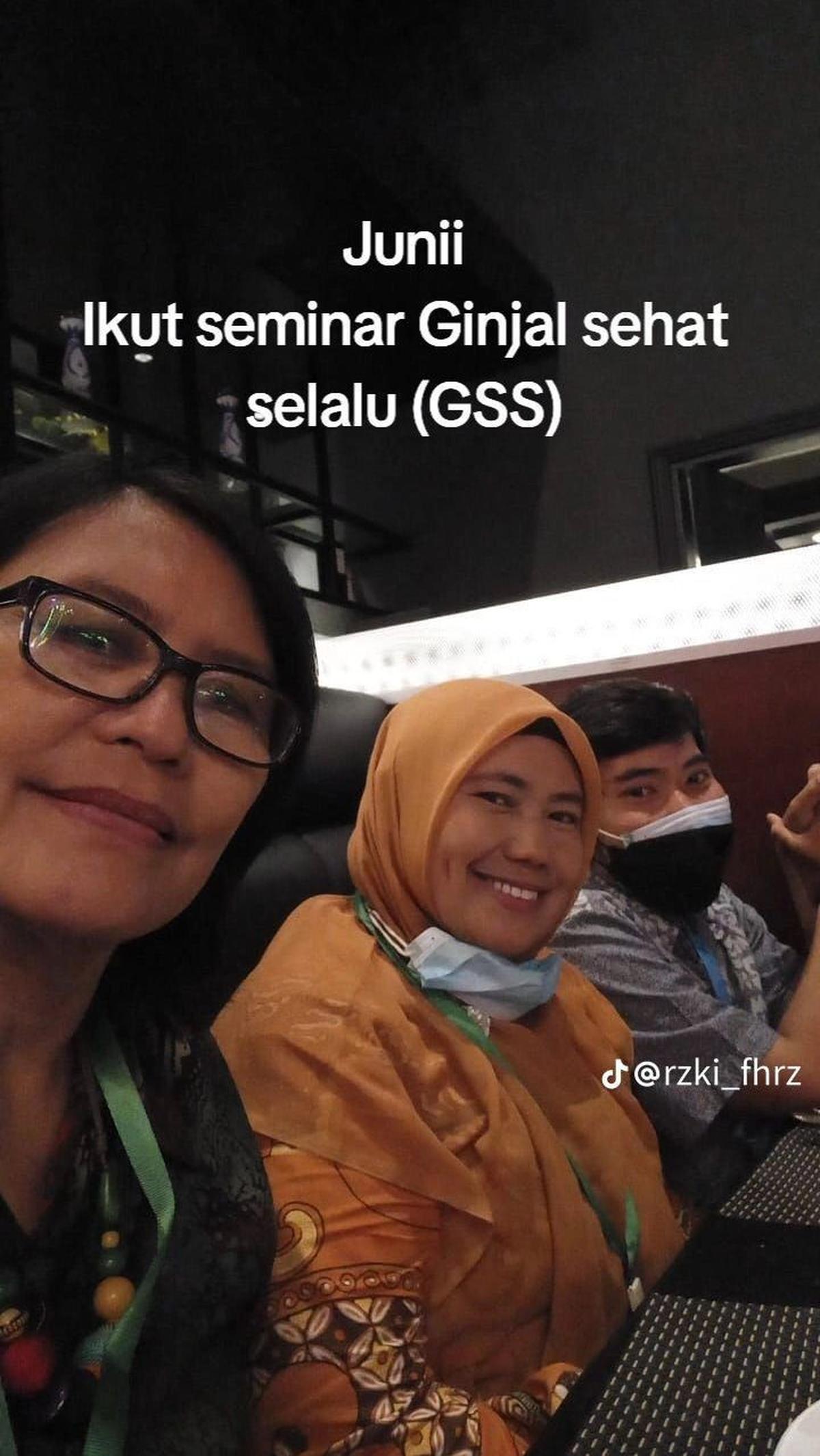 Ia juga banyak mengikuti seminar tentang kesehatan ginjal. Salah satunya tampak pada potret di bulan Juni ini. Usai mengikuti seminar, ia berkumpul dengan pejuang yang juga pernah melakoni transplantasi ginjal.