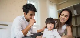 Meskipun balita belum bisa berdiskusi layaknya orang dewasa, cara kita berkomunikasi dengan mereka akan membentuk cara mereka melihat dunia. [Dok/freepik.com/jcomp]