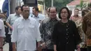 Menkeu Sri Mulyani bersama Menhub Budi Karya saat menghadiri pameran barang yang di lelang di Galeri Nasional, Jakarta, Rabu (28/2). Direktorat Jenderal Kekayaan Negara (DJKN) menyelenggarakan lelang sukarela. (Liputan6.com/Angga Yuniar)