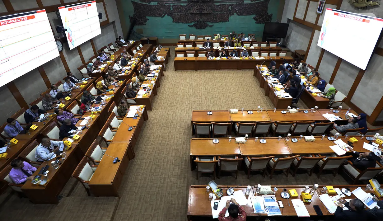 Suasana rapat antara Ketua Dewan Komisioner OJK Wimboh Santoso dengan Komisi XI DPR terkait pembenahan Jiwasraya di Kompleks Parlemen, Jakarta, Rabu (22/1/2020). Rapat tersebut juga membahas tentang pengawasan industri jasa keuangan. (Liputan6.com/Johan Tallo)
