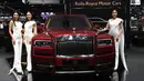 Tiga Model berpose di samping Rolls Royce Cullinan 2019 selama Thailand International Motor Expo di Bangkok (29/11).  Thailand International Motor Expo dimulai pada 29 November dan berakhir pada 10 Desember 2018. (AFP Photo/Lillian Suwanrumpha)