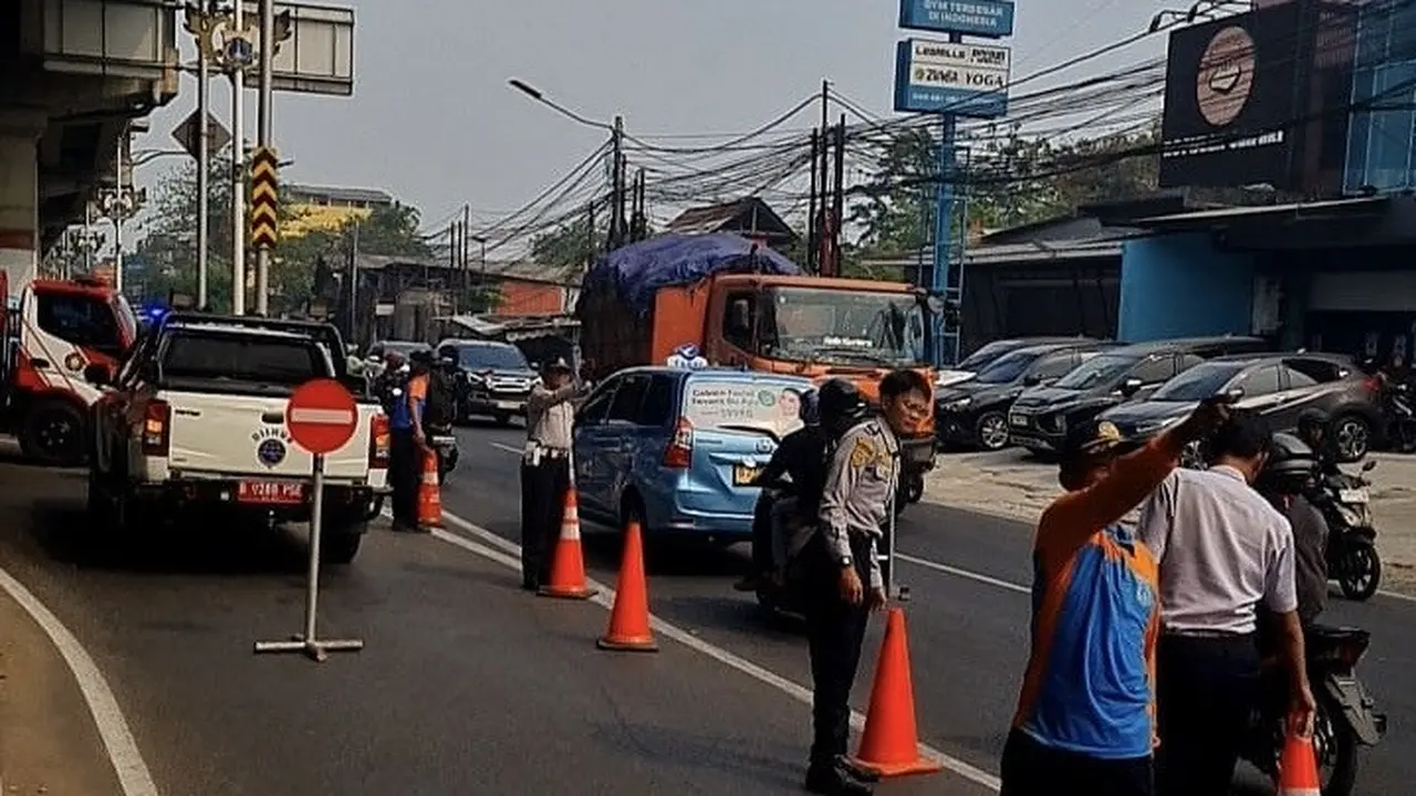 Dishub DKI Jakarta menerapkan contraflow imbas kebakaran pabrik bingkai di Duren Sawit, Jakarta.