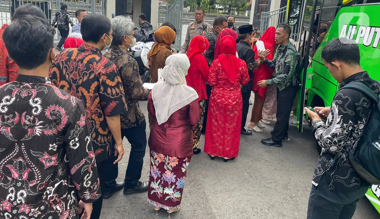 Sejumlah tamu bersiap maniki bus menuju resepsi pernikahan putra bungsu Presiden Jokowi, Kaesang Pangarep dan Erina Gudono di Stadion Manahan, Solo, Jawa Tengah, Minggu (11/12/2022). Bus-bus berukuran tanggung digunakan untuk menjemput para tamu yang turun di Benteng Vastenburg dan Stadion Manahan Solo. (Liputan6.com/Herman Zakharia)
