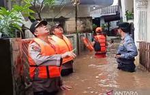 TNI-Polri Pantau Ketat Penanganan Banjir Bidara Cina Jaktim, Warga Diimbau Waspada