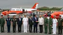 Menteri Pertahanan Jepang Kenji Wakamiya bersalaman dengan Menteri Pertahanan Filipina Delfin Lorenzana saat mengirim dua unit pesawat latih Beechcraft TC90 di markas Naval Air Group (NAG) di Sangley Point, Filipina (27/3). (AP Photo/Bullit Marquez)