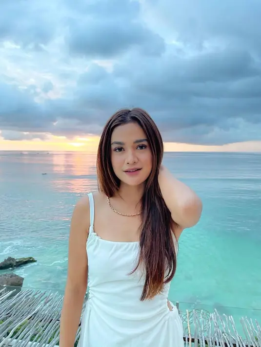 Selain pantai, sudah banyak wisata alam yang ia kunjungi. Mulai dari air terjun hingga menaklukan berbagai puncak gunung di Pulau Jawa. Pemain sinetron Asmara 2 Dunia ini pun kerap tampil menawan saat menjalani travelling.
 (Liputan6.com/IG/@andiannsyah)