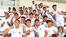 Peserta seleksi pemain untuk mengikuti program Garuda Select foto bersama di Stadion Madya Gelora Bung Karno, Jakarta, Kamis (6/7/2023). (Bola.com/M Iqbal Ichsan)