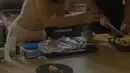 Sambil masak, Cinta Laura juga memvideokan kekasihnya yang sedang menyiapkan makanan
