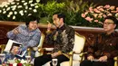 Presiden Joko Widodo berbincang dengan Menteri Lingkungan Hidup dan Kehutanan Siti Nurbaya saat menghadiri pencanangan pengakuan hutan adat di Istana Negara, Jakarta, Jumat (30/12). (Liputan6.com/Faizal Fanani)