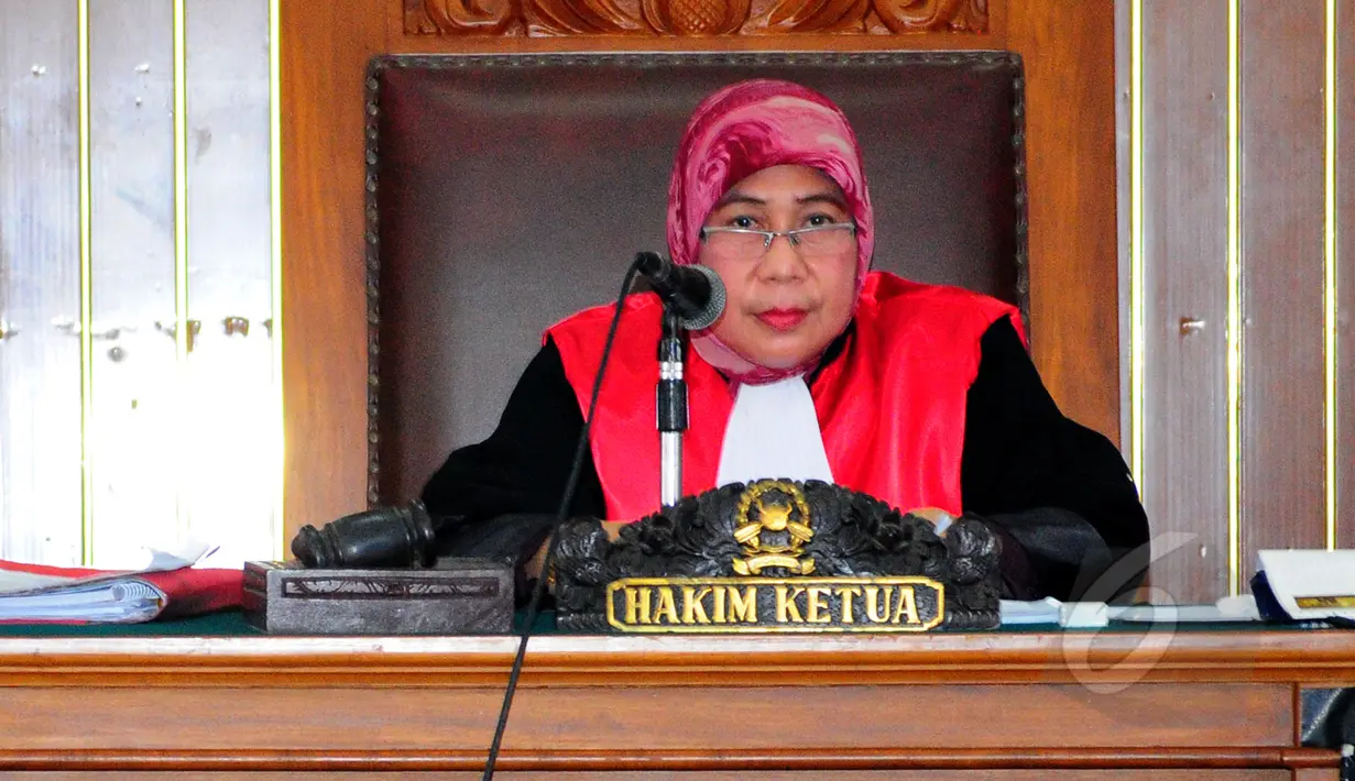 Hakim tunggal, Tati Hardianti memimpin sidang lanjutan praperadilan Mantan Menag Suryadharma Ali (SDA) beragendakan keterangan saksi ahli dari pihak KPK di PN Jakarta Selatan, Senin (6/4/2015).(Liputan6.com/Yoppy Renato)