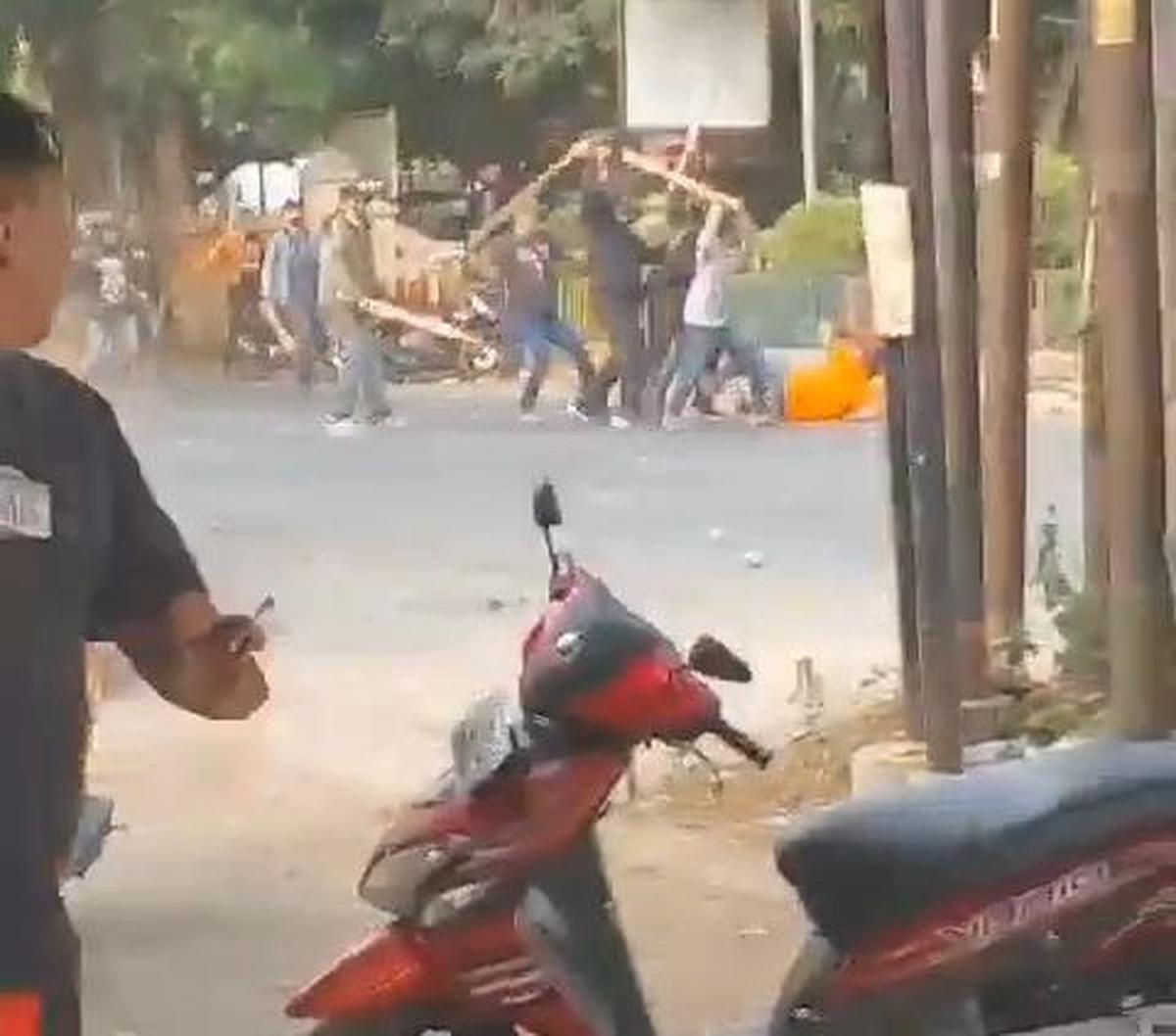 Kapolres Metro Bekasi Kota Kombes Dani Hamdani mengatakan, akibat bentrokan ini satu orang tewas berinisial A (30). Sedangkan 39 anggota ormas yang terlibat bentrokan berhasil diamankan.