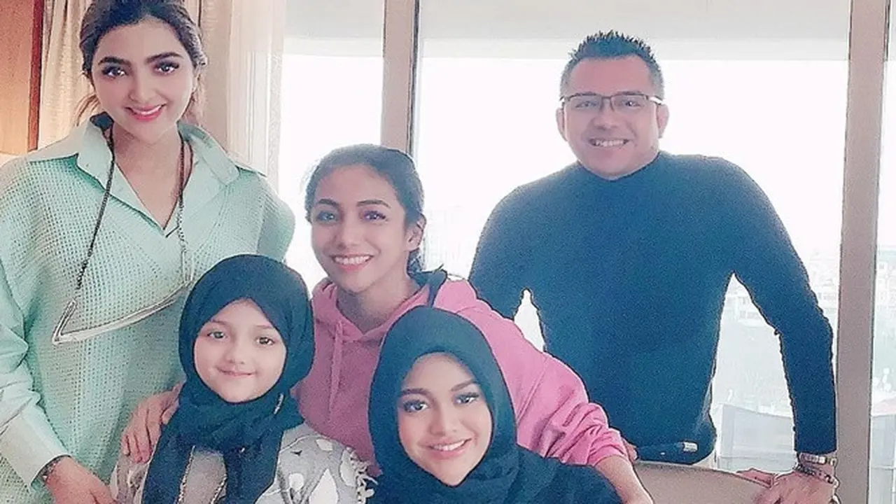 5 Momen Keluarga Ashanty Bertemu Siti KDI di Turki, Penampilan Aurel Hermansyah Disorot