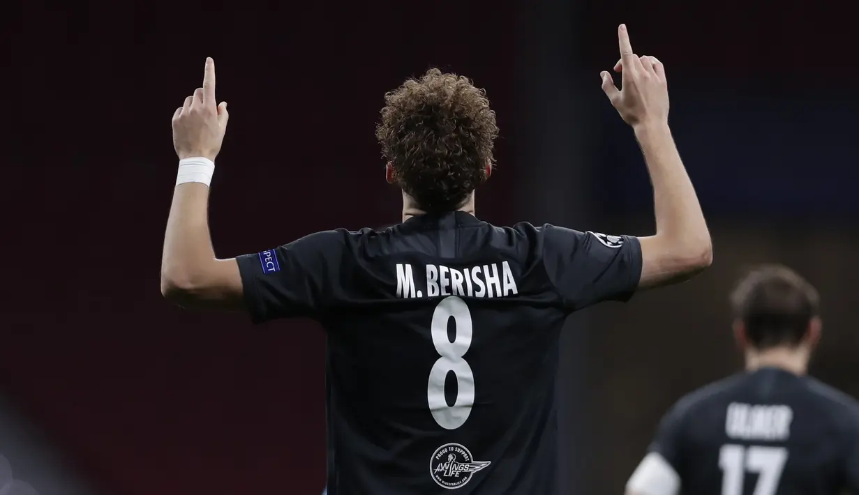 Pemain Salzburg, Mergim Berisha berselebrasi usai mencetak gol ke gawang Atletico Madrid pada pertandingan grup A Liga Champions di stadion Wanda Metropolitano di Madrid, Spanyol, Selasa (27/10/2020).  Atletico Madrid menang 3-2 atas Salzburg. (AP Photo/Manu Fernandez)